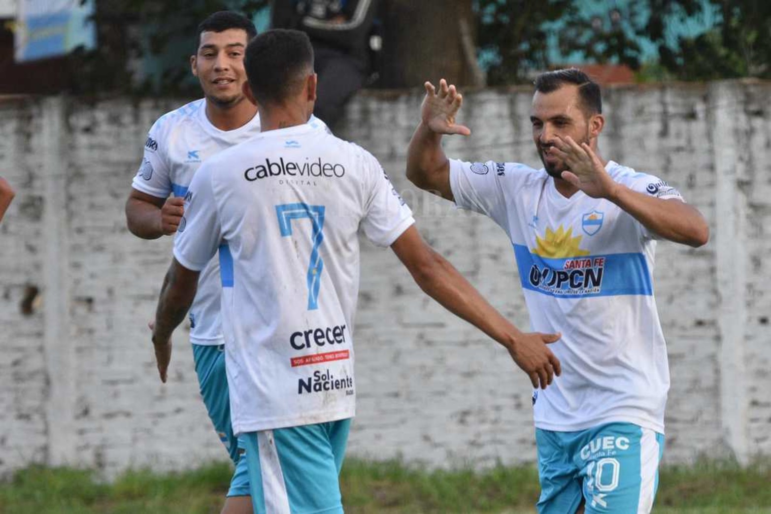 En la liga santafesina de fútbol B, Floresta y Nuevo Horizonte empataron 2 a 2.