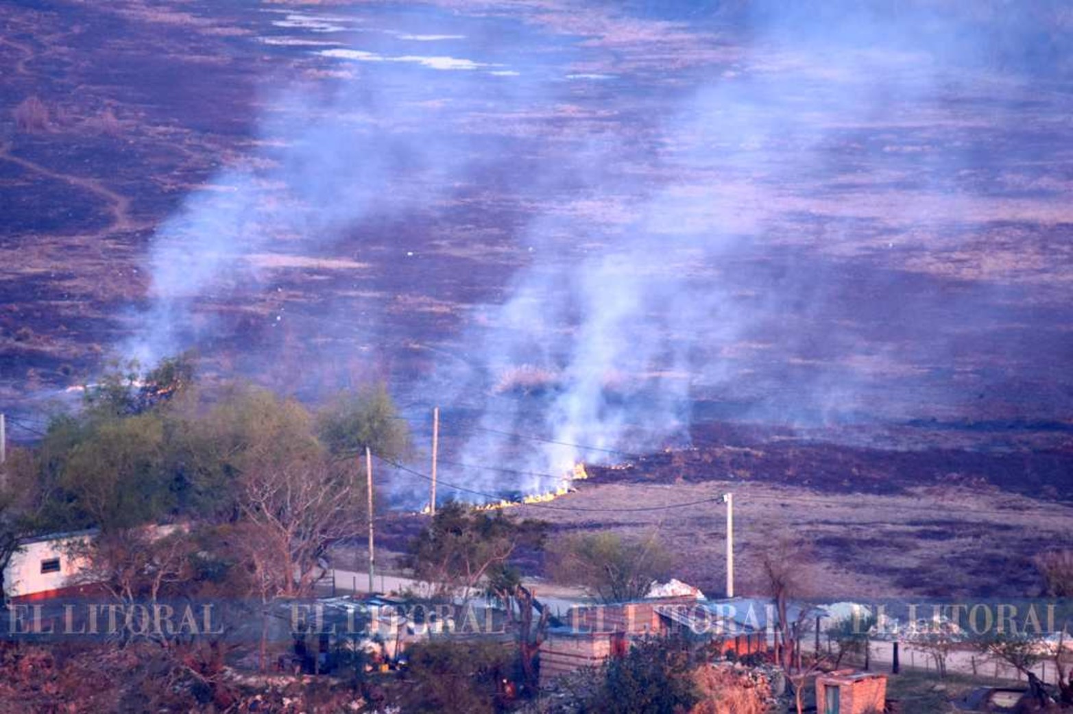 Las cenizas en al tierra. La imagen con el cacerío de la vuelta del Paraguayo.