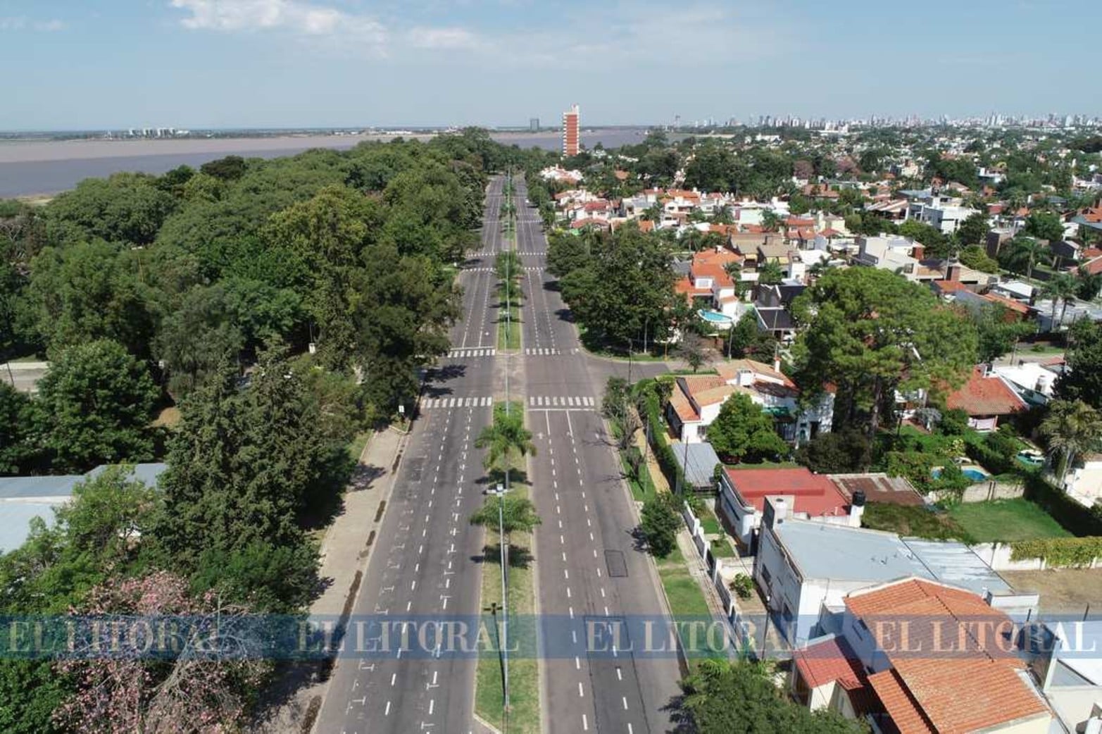 La costanera desierta. Avenida Almirante Brown, vista desde Javier dela Rosa