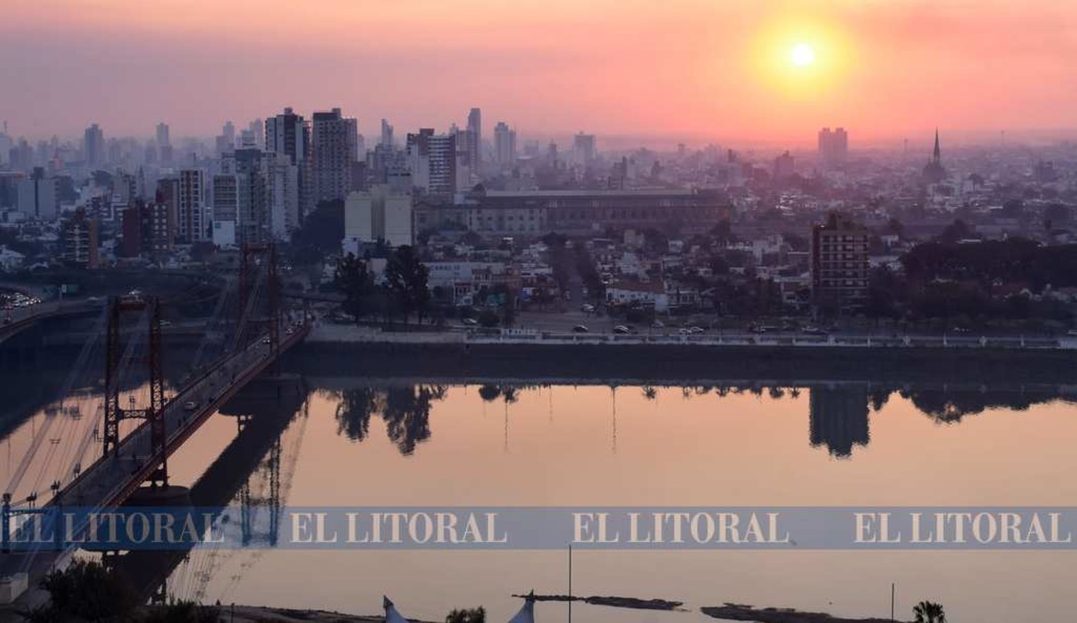 La postal que no se debe repetir. Los humedales del delta de Paraná frente a Santa Fe ciudad una vez mas en llamas. Y con el humo que llega a la ciudad.