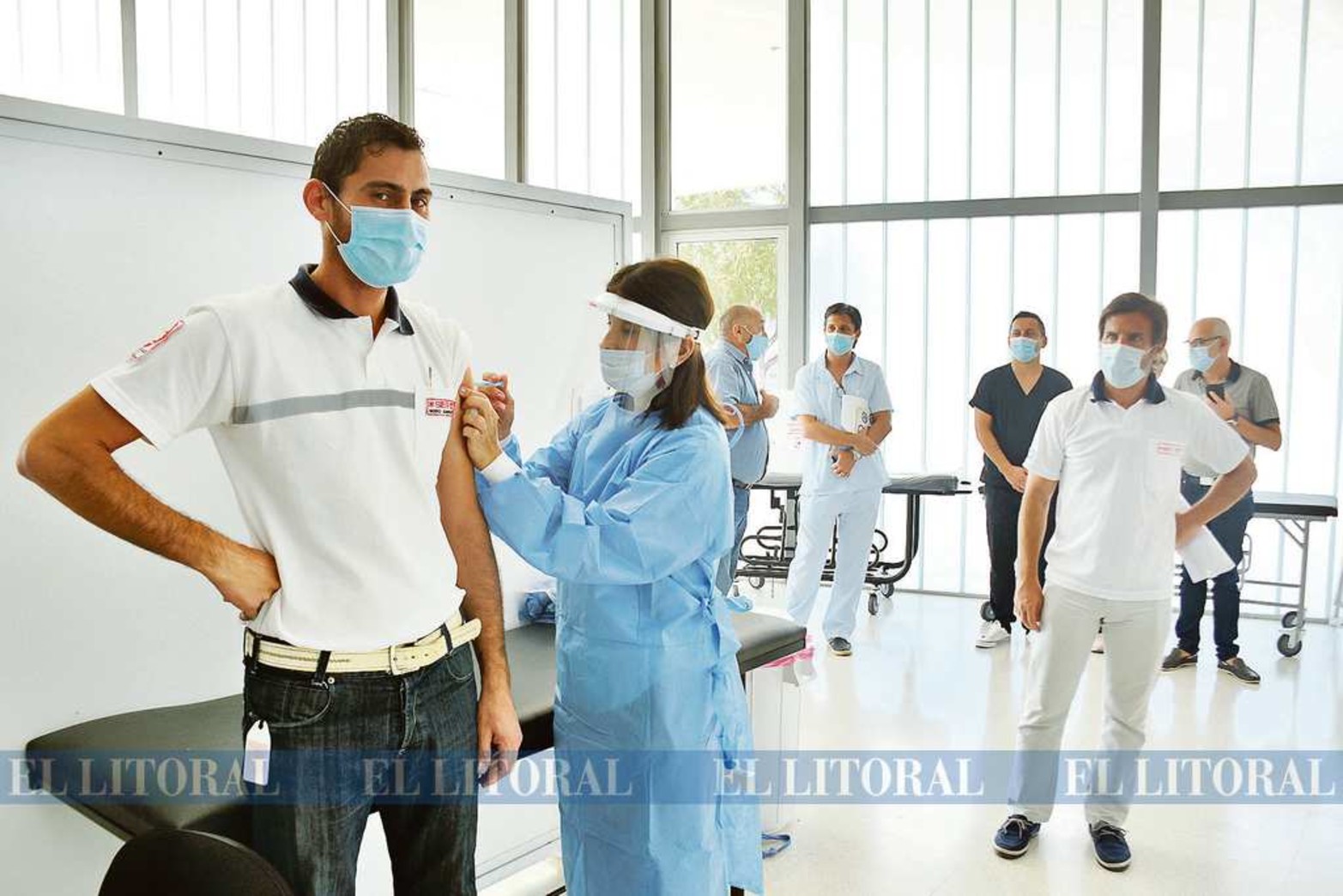 29 de diciembre. Los primeros en el CEMAFE. Personal del servicio de emergencia 107 fueron vacunados contra el virus del covid19.