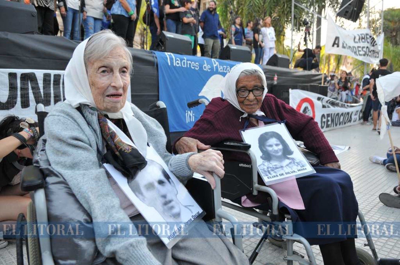 La última foto. 24 de marzo de 2019, en la primera línea del acto en plaza de Mayo junto a Otilia Acuña que el pasado 16 de marzo cumplió 100 años.
