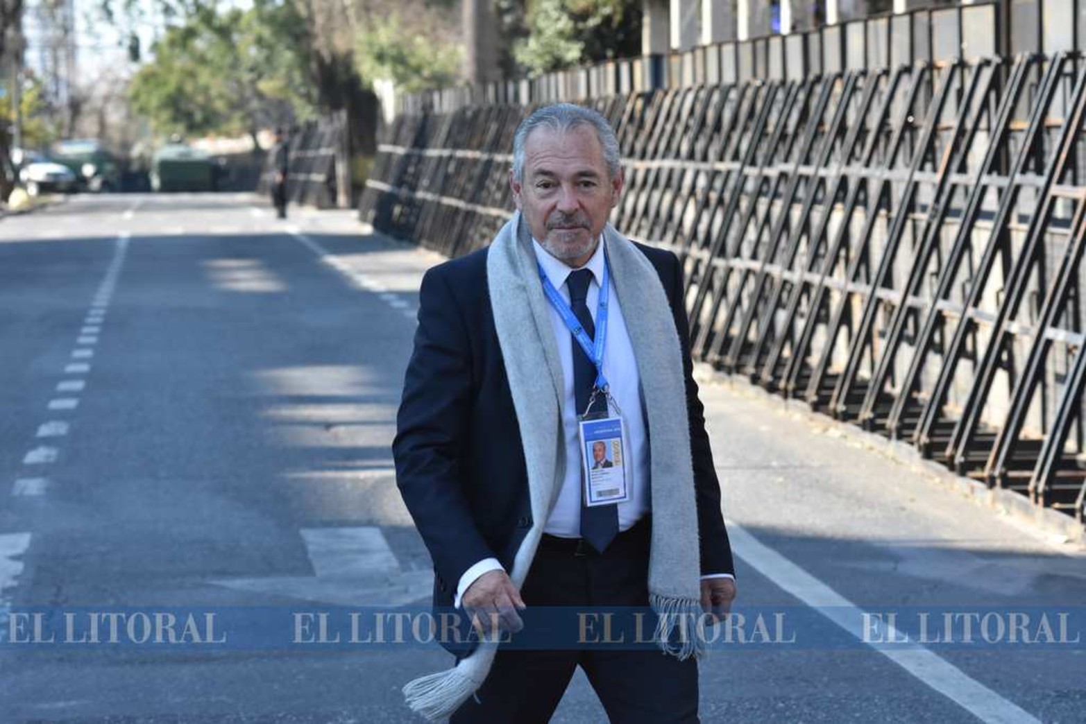 2008-2019. El ex intendente Mario Barletta, el que dió el puntapié inicial (empezó arreglando la loza del techo) camina por el frente de la Estación Belgrano sitiada por rejas.