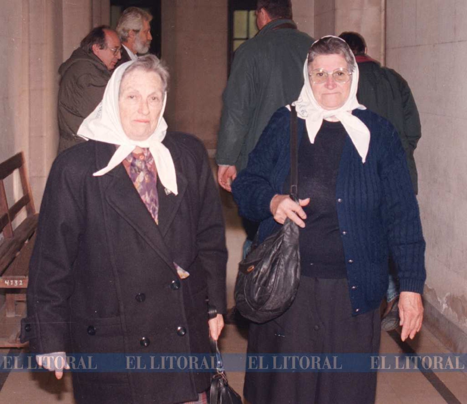 20 de mayo de 1996. Celina Kofman junto a Alejandra Ravello, en los pasillos de tribunales de la provincia en una audiencia por la causa Centeno.