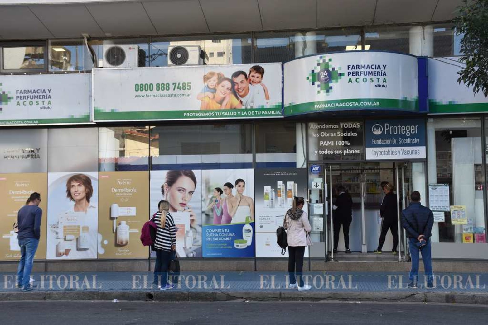 Mil caras. En el centro de la ciudad el distanciamiento en las farmacias comenzó a verse.