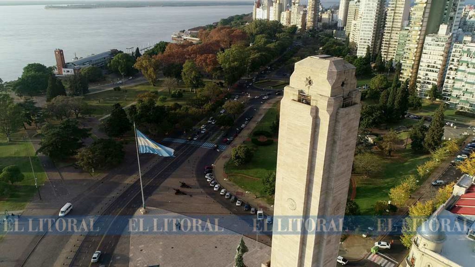 Con la la luz de la mañana flamea la celeste y blanca en el Monumento a la Bandera en Rosario.