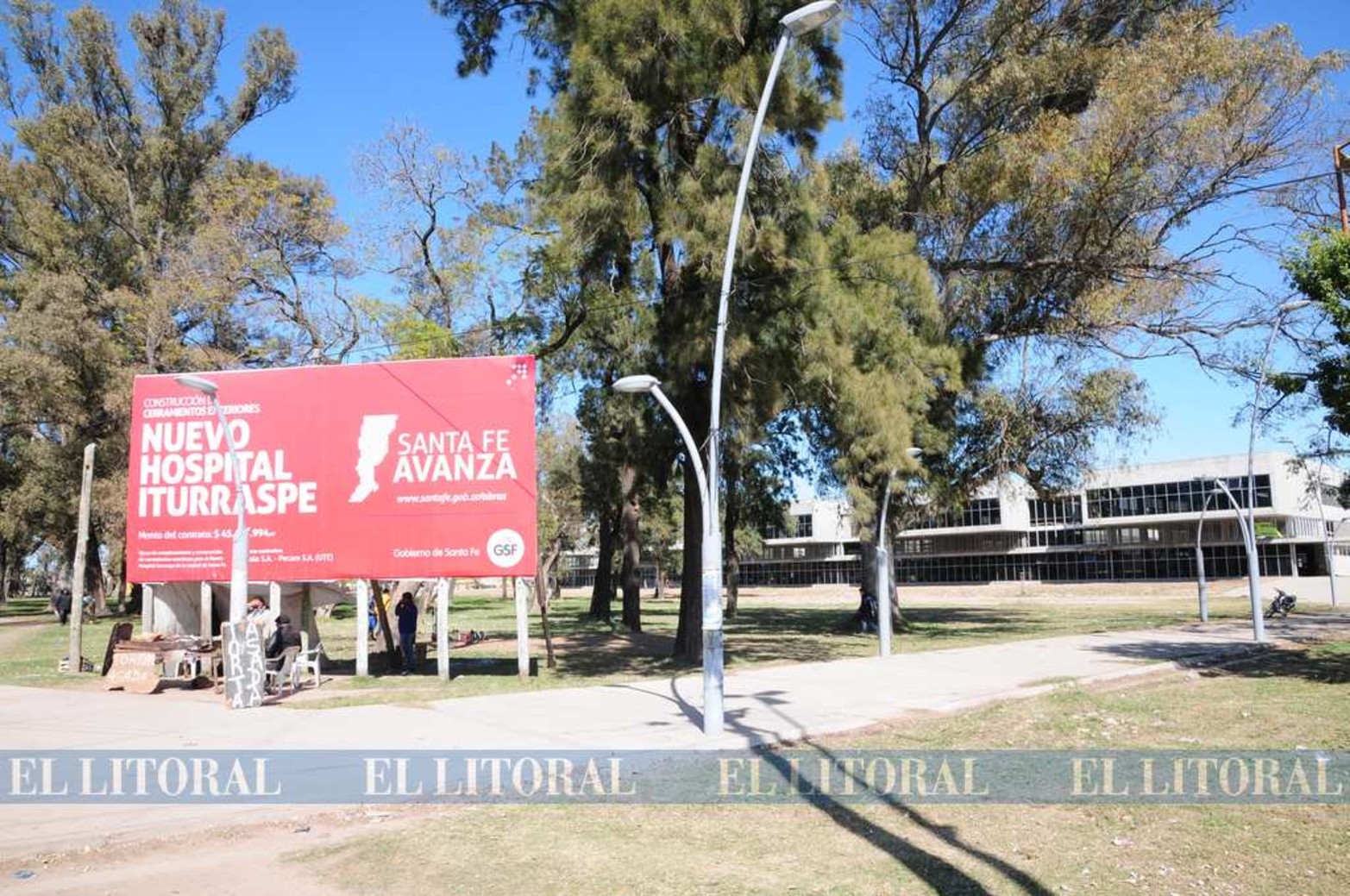 Viernes 11 de septiembre de 2015. El cartel de obra anuncia el cerramientos de exteriores