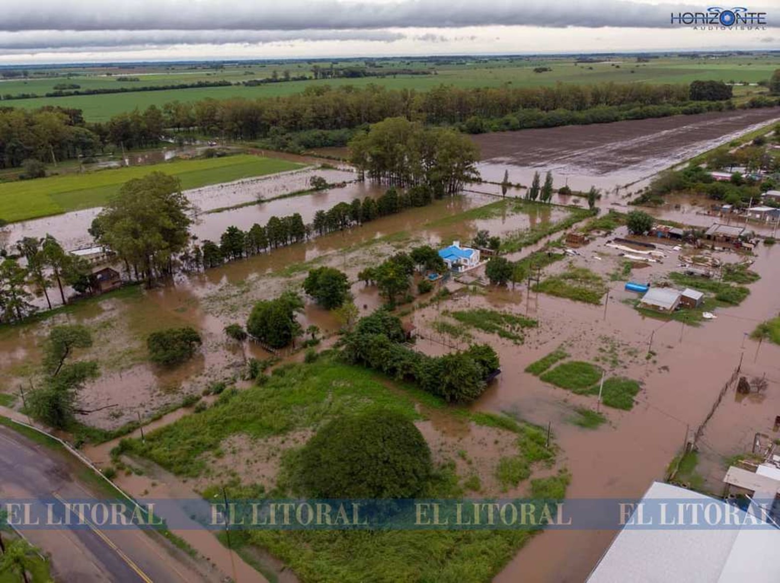 En la localidad de Nelsón, a 40 km. al norte de la capital, se vio desbordada por la torrencial lluvia.