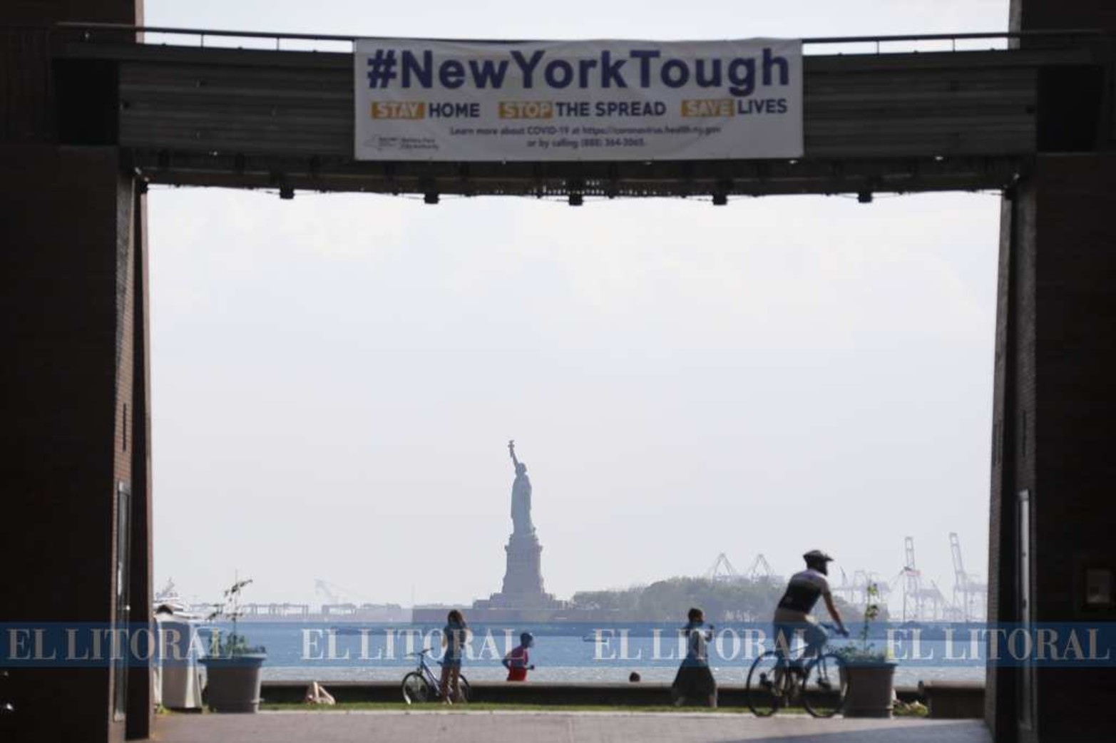Nueva York lo padece...Ciudadanos pasean por un parque en Nueva York, Estados Unidos. La potencia superó los dos millones de contagios por el Covid-19.