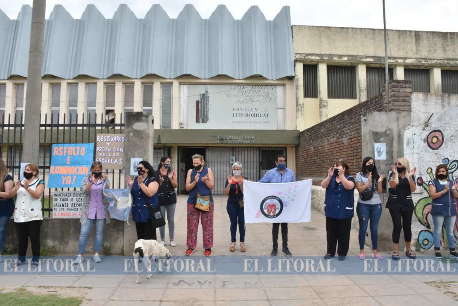 Cansados y sin respuestas. Seis robos en este año, dos en una semana. Alumnos, ex alumnos, padres, madres, docentes, no docentes y vecinos de la Escuela 111 Luis Borruat salieron a protestar para visibilizar el problema.