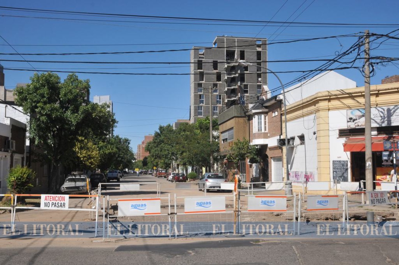 Los hundimientos en esta zona son frecuentes. Desde la década del 70, el socavón de Urquiza y Cándido Pujato viene 'derrumbando' cada intento de reparación y generando insistentes e históricos reclamos de los vecinos.