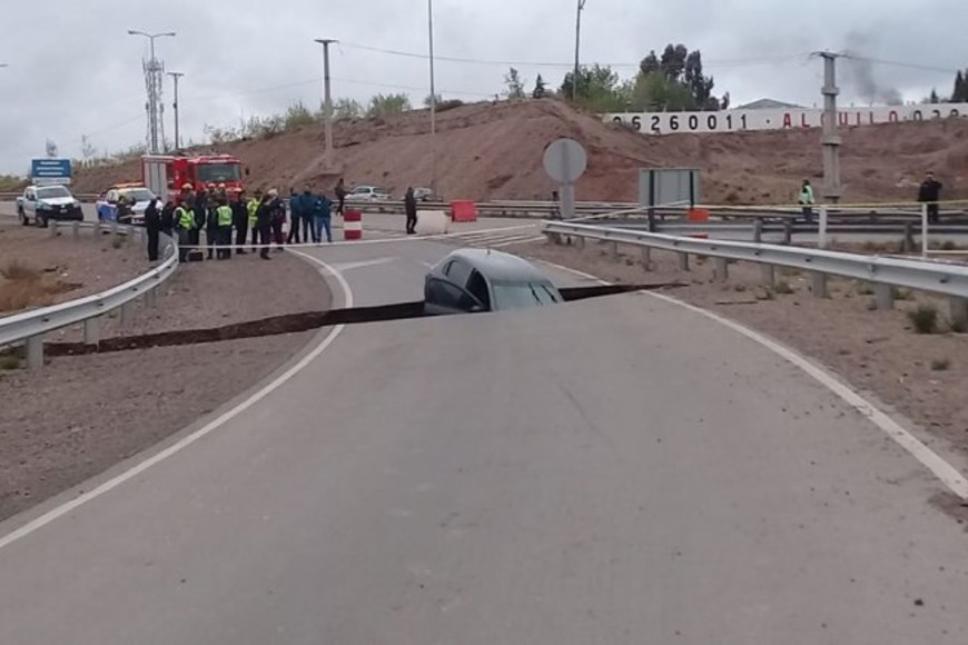 Enorme grieta en la R7 se tragó a un auto en Neuquén