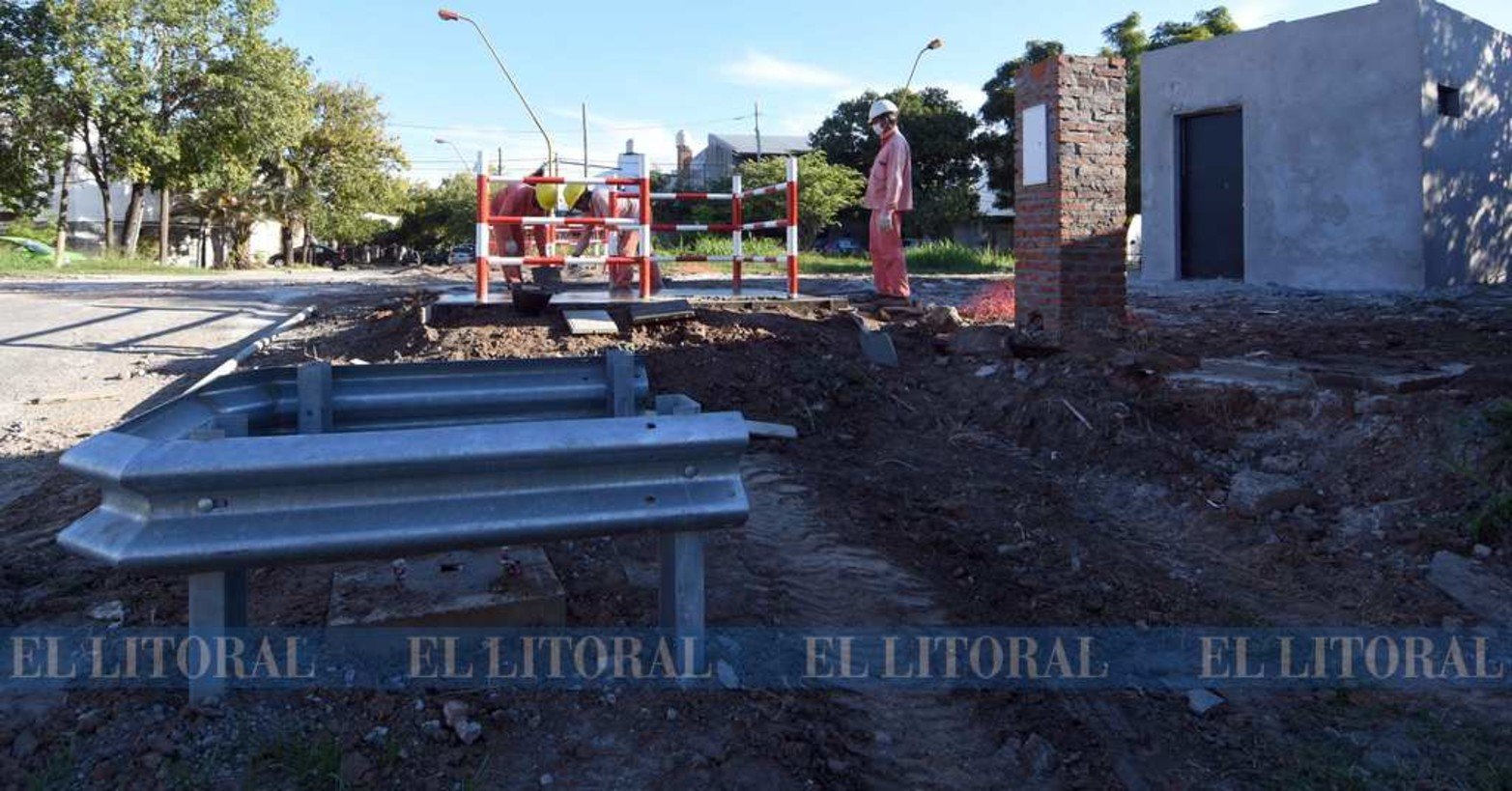 En abril de este año así estaba en la obra a la altura de calles San Martín y Larramendi. El plan de obra contempla 14 barreras automáticas para la ciudad.
