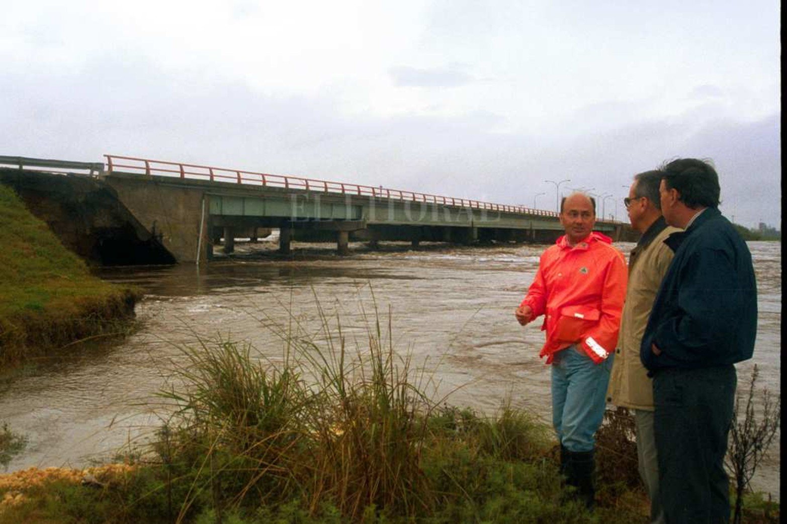 Mas luz en el puente sobre el río Salado. Se aumentó cinco veces luego del desborde del río.