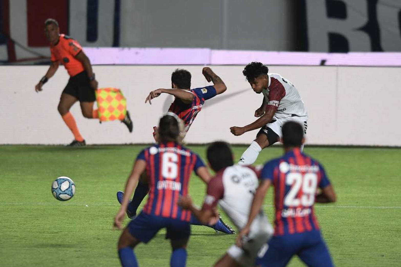 El primer gol de Colón de Wilson Morelo para empatar transitoriamente.