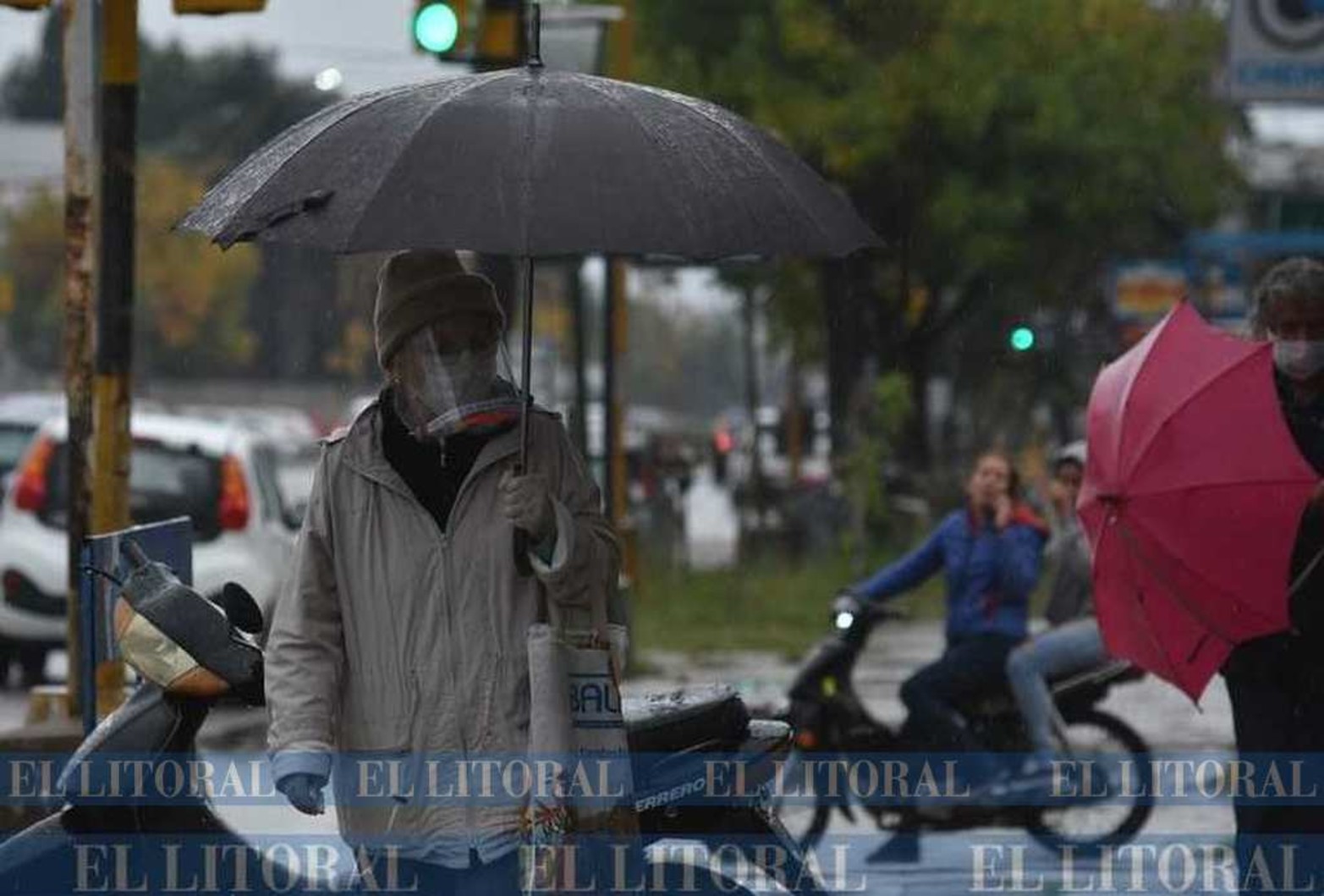 Equipada... A pesar de las condiciones climáticas esta abuela se la ingenia para cuidarse y cuidar a los demas.