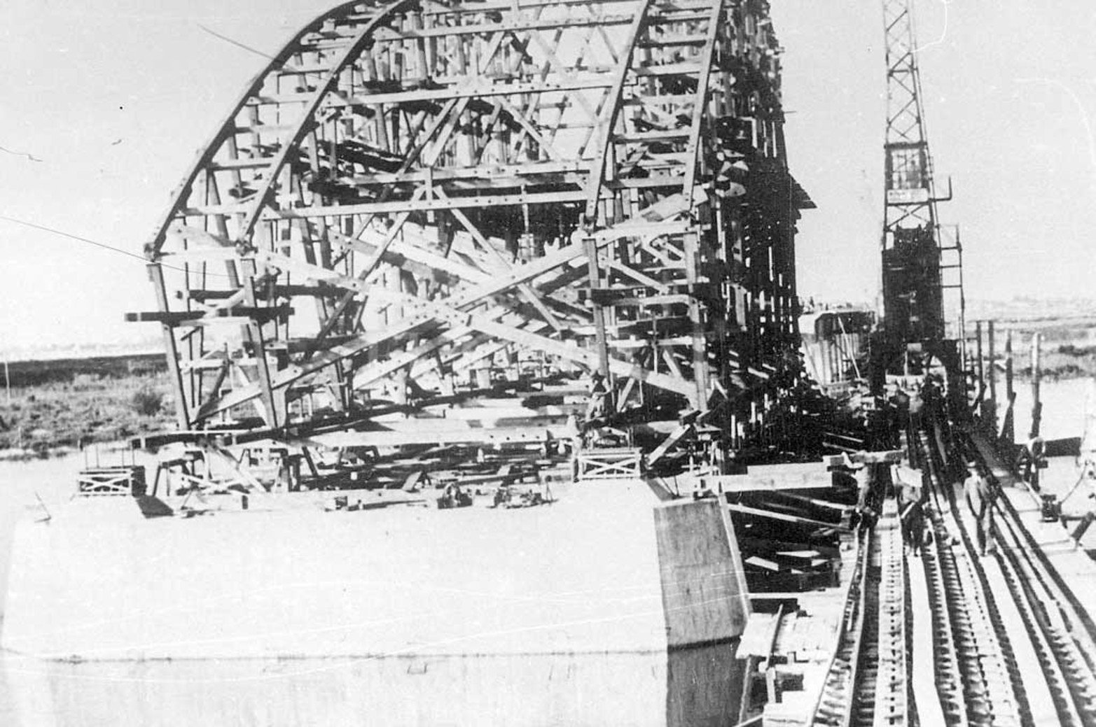 Arcos. Estas estructuras características del puente Carretero se apoyan sobre pilares, cada uno de los cuales descargan sus reacciones sobre dos cilindros de fundación huecos de 4 metros 50 centímetros de diámetro, con paredes doblemente armadas de 60 ccentímetros de espesor y de 24 metros de longitud, medidos desde el fondo del lecho del río hacia abajo. Son dos, construidos especialmente para soportar el mayor peso del tablero que implica cruzar el cauce principal del Salado y de El Vado.