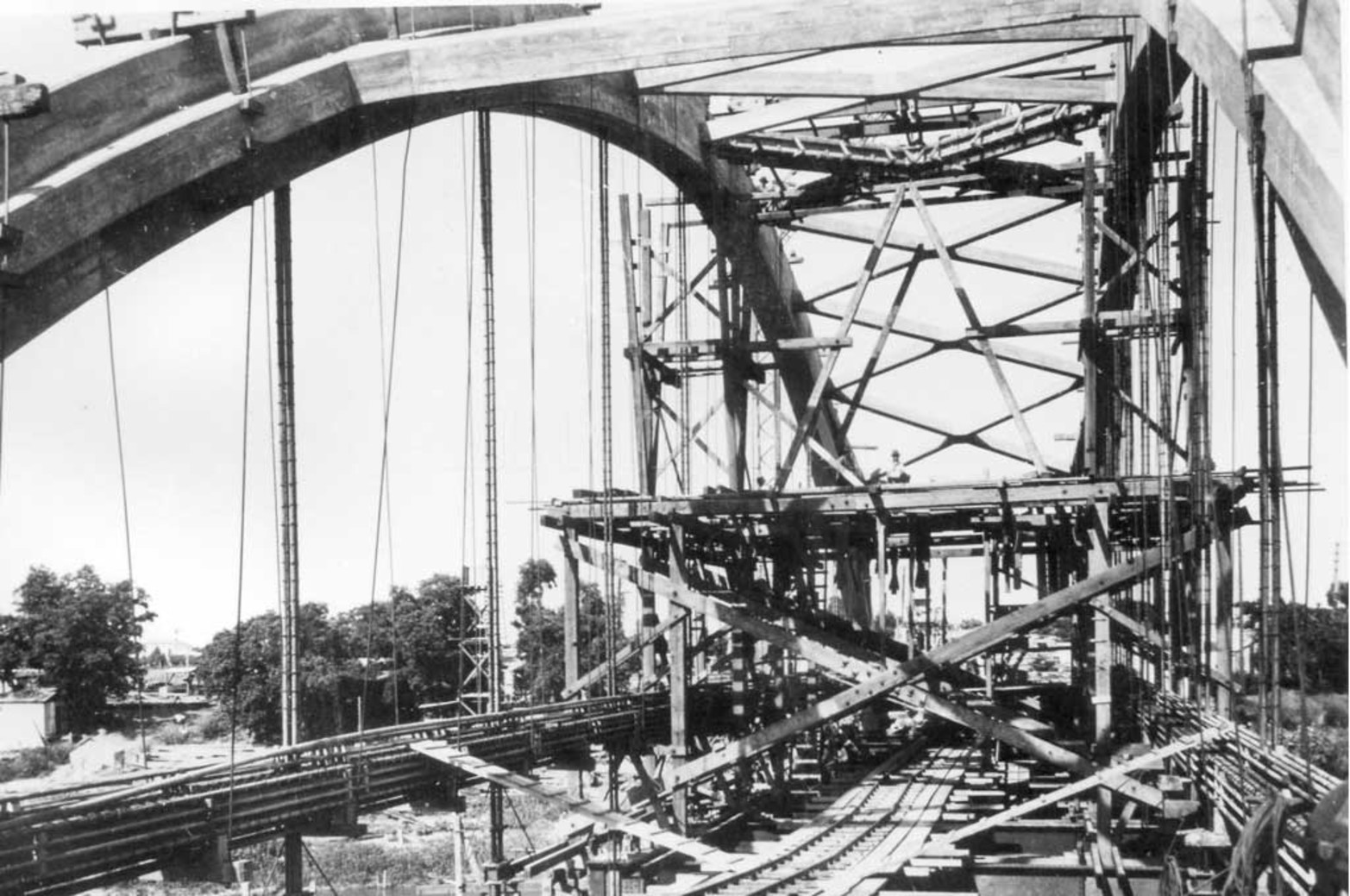 Arcos. Estas estructuras características del puente Carretero se apoyan sobre pilares, cada uno de los cuales descargan sus reacciones sobre dos cilindros de fundación huecos de 4 metros 50 centímetros de diámetro, con paredes doblemente armadas de 60 ccentímetros de espesor y de 24 metros de longitud, medidos desde el fondo del lecho del río hacia abajo. Son dos, construidos especialmente para soportar el mayor peso del tablero que implica cruzar el cauce principal del Salado y de El Vado.