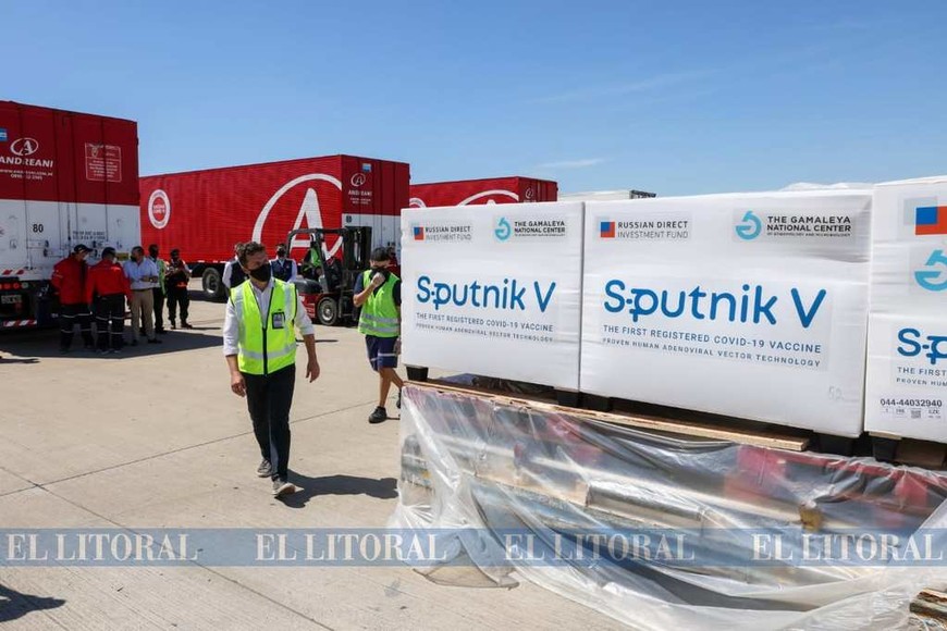 Las fotos del primer vuelo con vacunas rusas