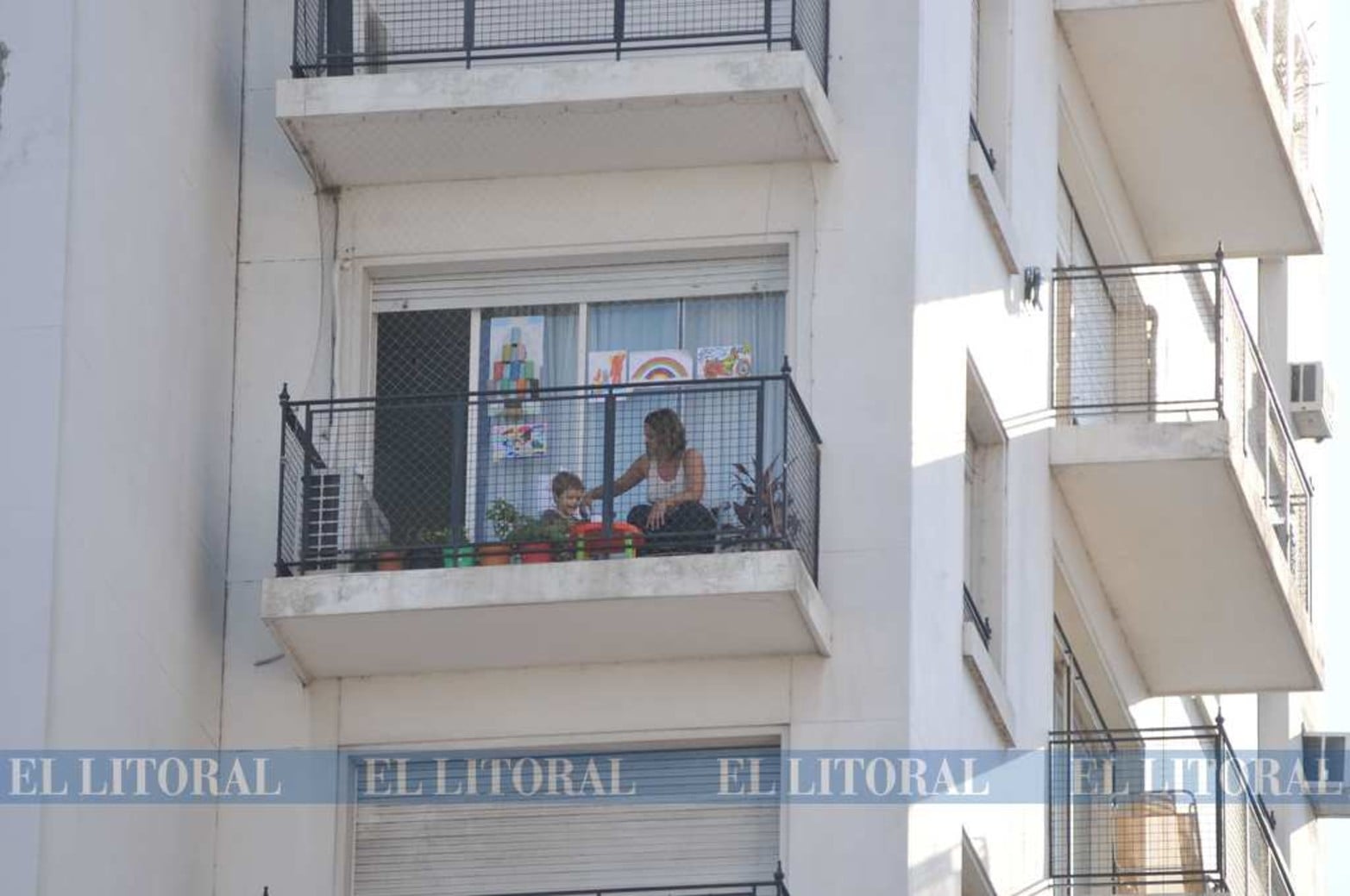 Las niños dibujan y pintan...y sus obras de arte llegan al vidrio del comedor.