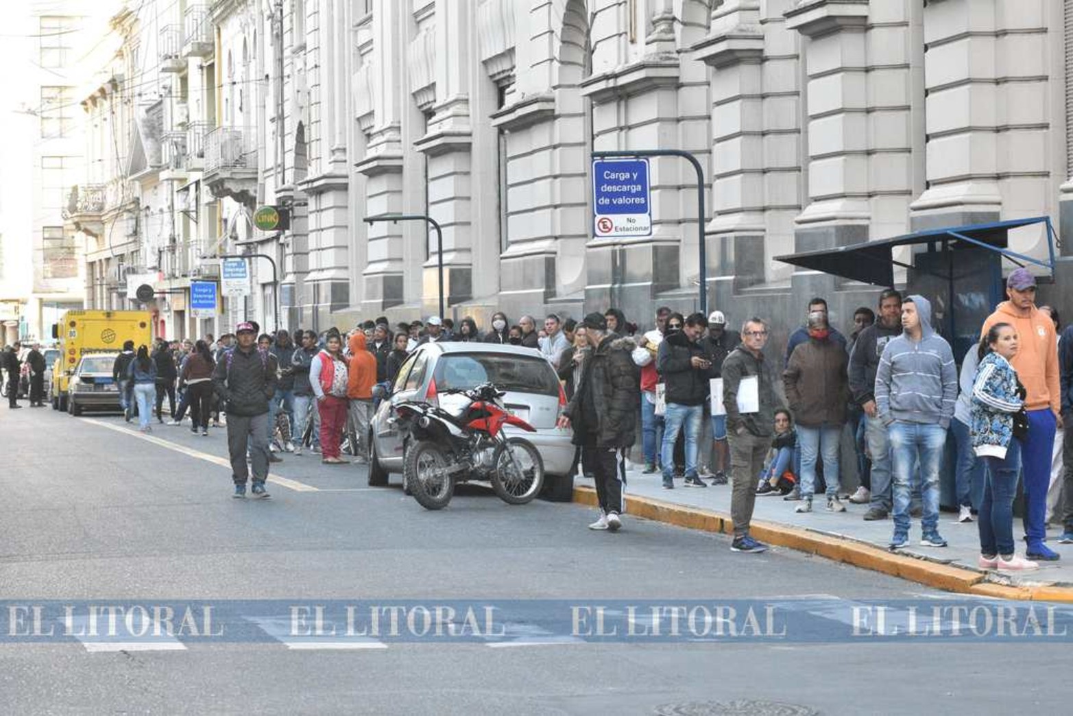 3 de abril. Con 14 días de estricto aislamiento los bancos volvieron abrir sin protócolo. Ante el desmadre, las entidades tuvieron que abrir sábado y domingo.