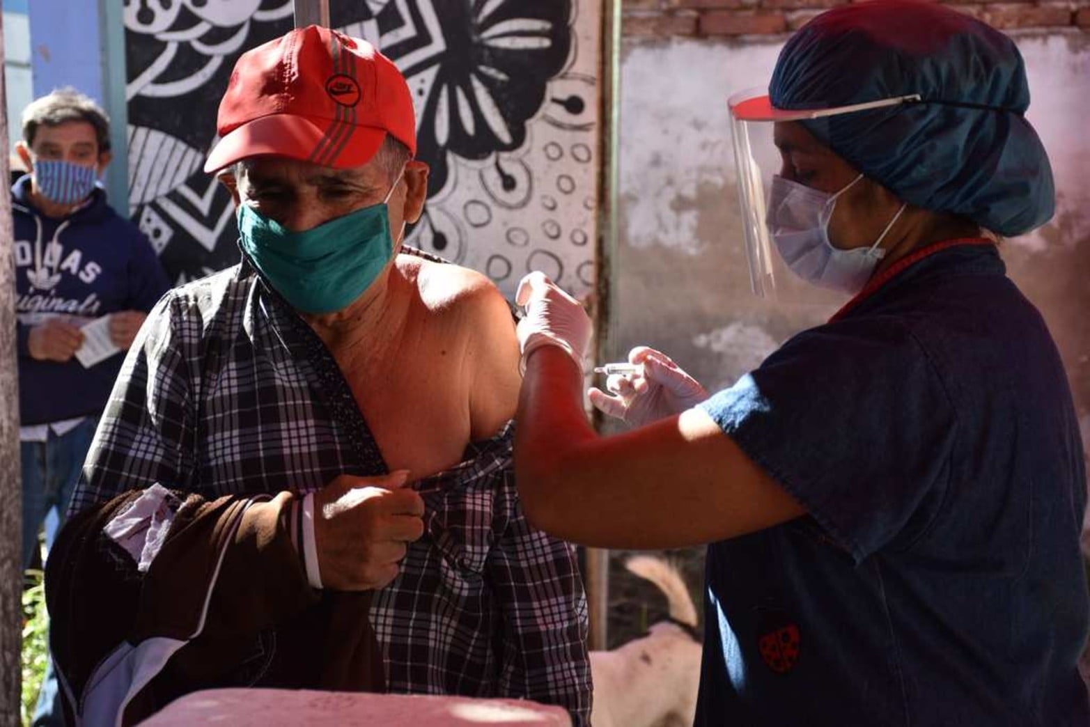 A cuidarlos. Barrio Santa Rosa de Lima. Los adultos deben vacunarse para evitar otras gripes y tener que acudir a las camas de hospitales y sanatorios.