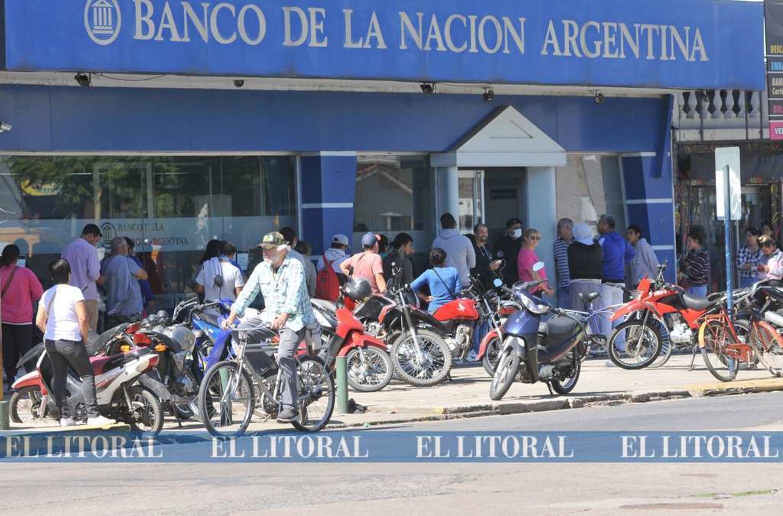 El viernes negro. Los bancos volvieron abrir después de quince días. Nadie podía entender la situación. Las entidades bancarias terminaron abriendo sábado y domingo de ese fin de semana.