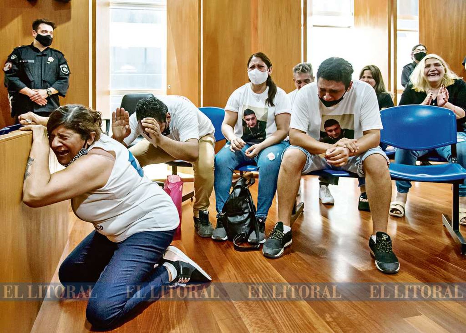 12 de noviembre. Rosario, la lectura de la sentencia condenando a policias por abuso de poder, dejó esta desgarradora foto.