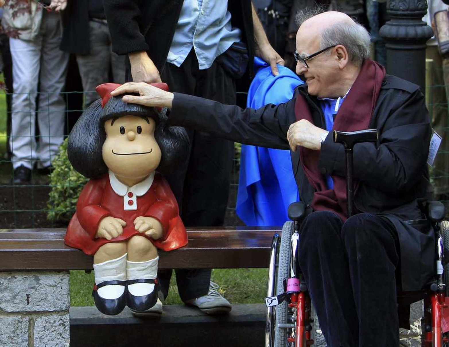 El humorista gráfico Joaquín Salvador Lavado Tejón, Quino, tras recibir de manos del rey Felipe VI, el Premio Príncipe de Asturias de Comunicación y Humanidades 2014.