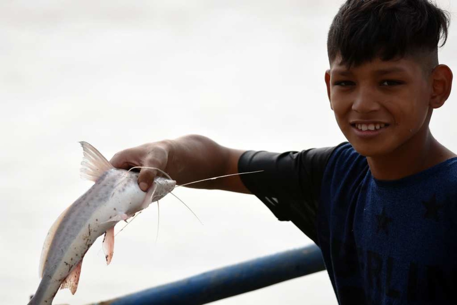 Juancito ya pesca solo. Con solo 13 años este niño ya aprendió el oficio y es mirado siempre desde la costa.