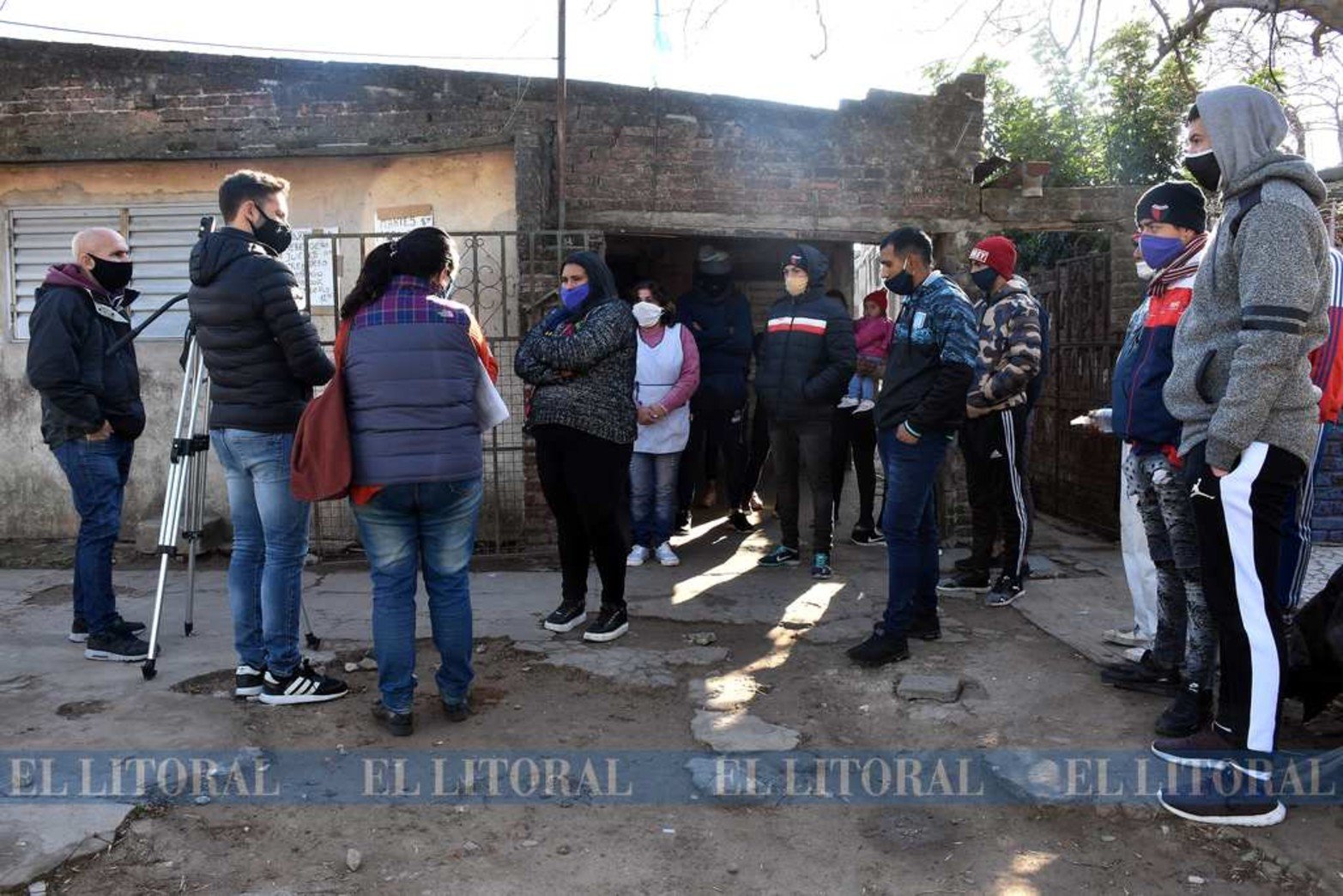 Los vecinos y El Litoral. El equipo de trabajo del diario El Litoral también emite un informe que se puede ver por Cable y Diario.