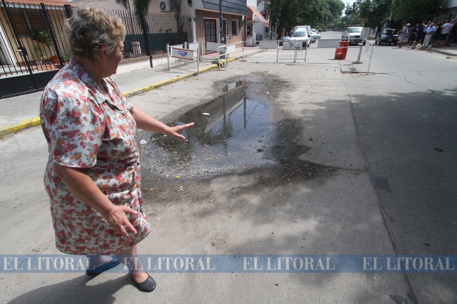 Los hundimientos en esta zona son frecuentes. Desde la década del 70, el socavón de Urquiza y Cándido Pujato viene 'derrumbando' cada intento de reparación y generando insistentes e históricos reclamos de los vecinos.