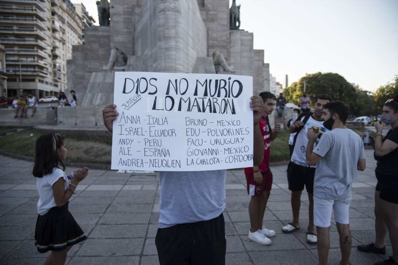 El Monumento a la Bandera fue el epicentro de la concentración en la ciudad de Rosario de los que piden por Diego Maradona.