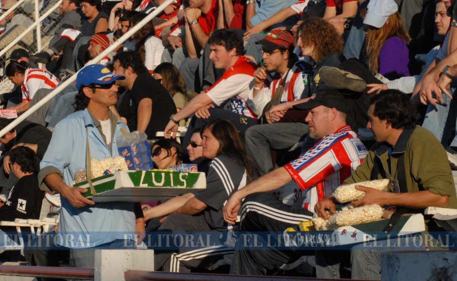 Hasta el vendedor ambulante en tono verde.