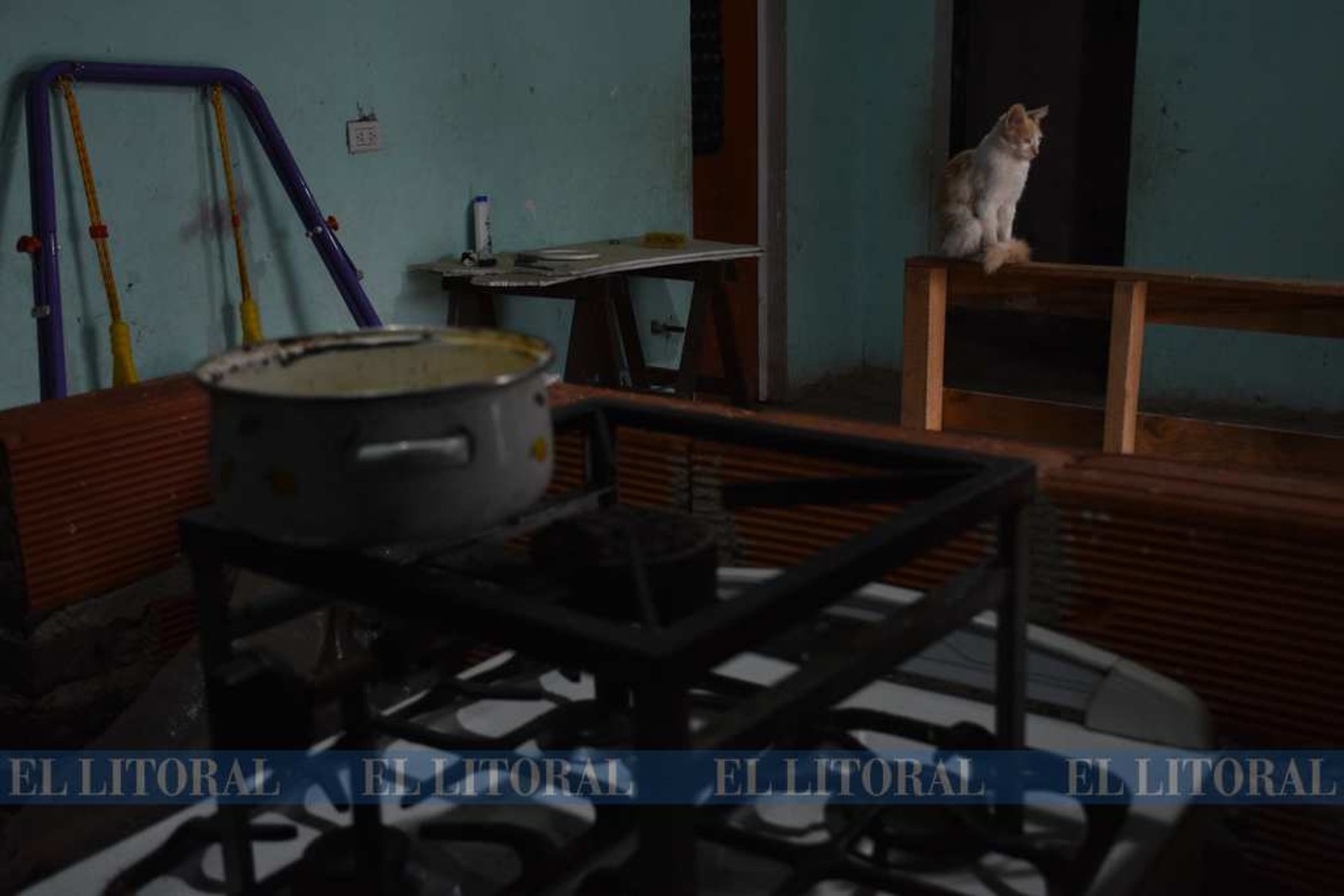 Todos los sábados, junto a un grupo de colaboradores, le dan la leche y un plato de comida caliente a 240 personas. Claro que hay excepciones: no todos los sábados hay para cocinar.