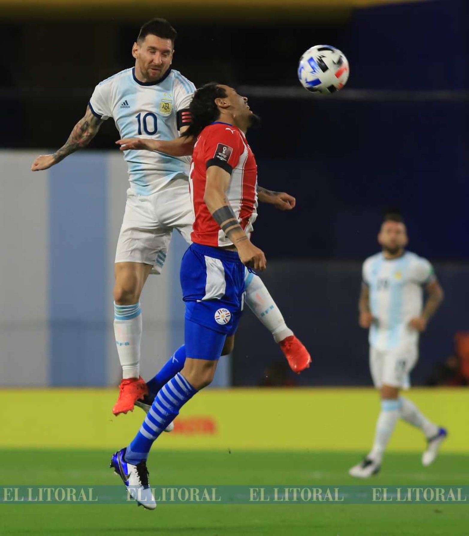 El bajito vs. el alto. Messi, esta vez ganó de arriba.