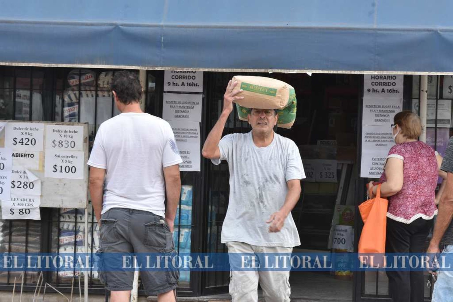 Con la bolsa de harina. Las panaderías se vieron afectada con la demanda. Sobre todo en el rubro facturas.