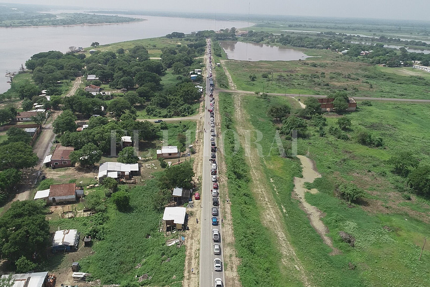 Desde el drone: el cruce en balsa a Paraguay