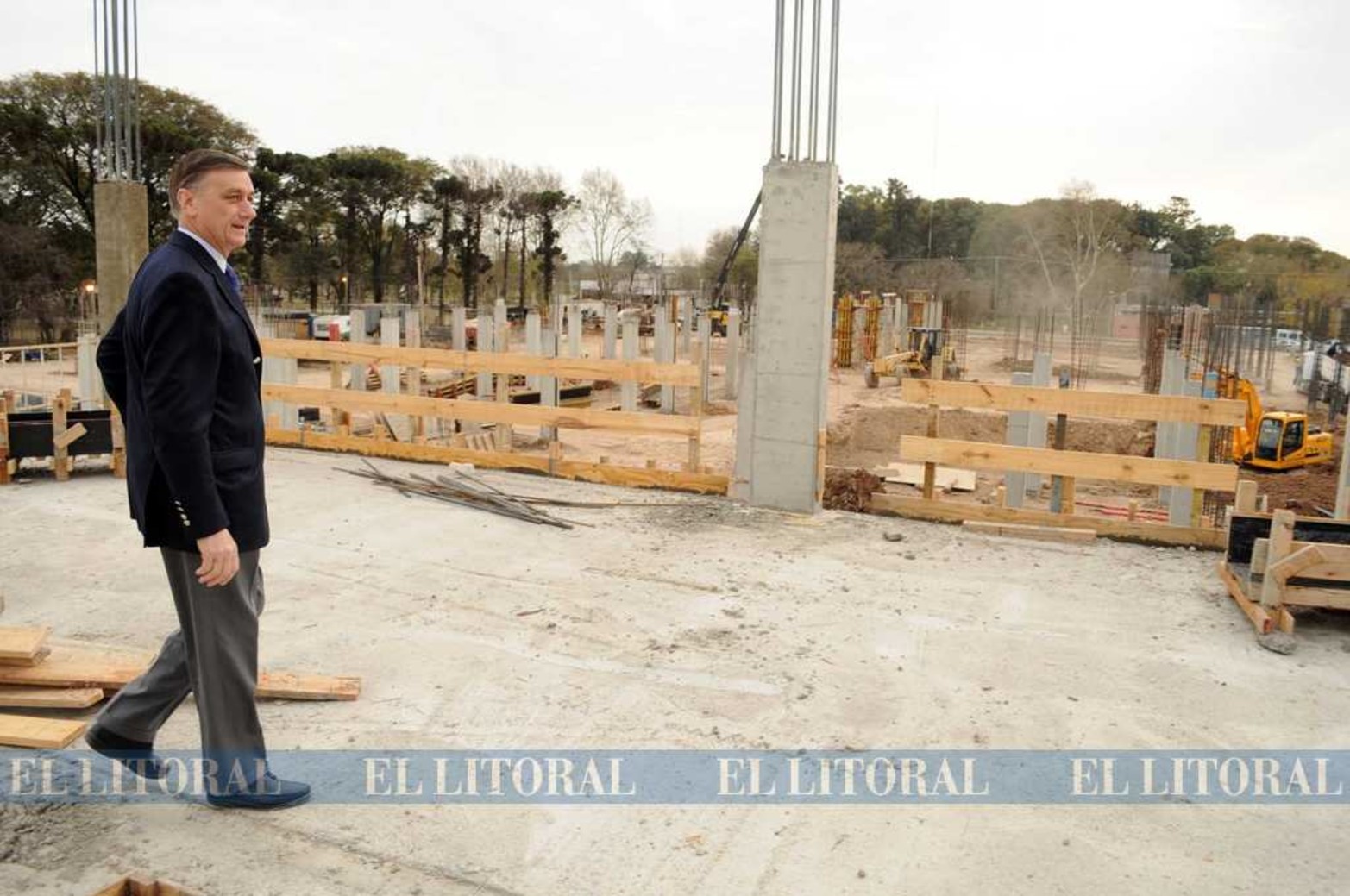 Lunes 25 de octubre de 2010. El entonces gobernador en funciones Ermes Binner recorriendo la obra