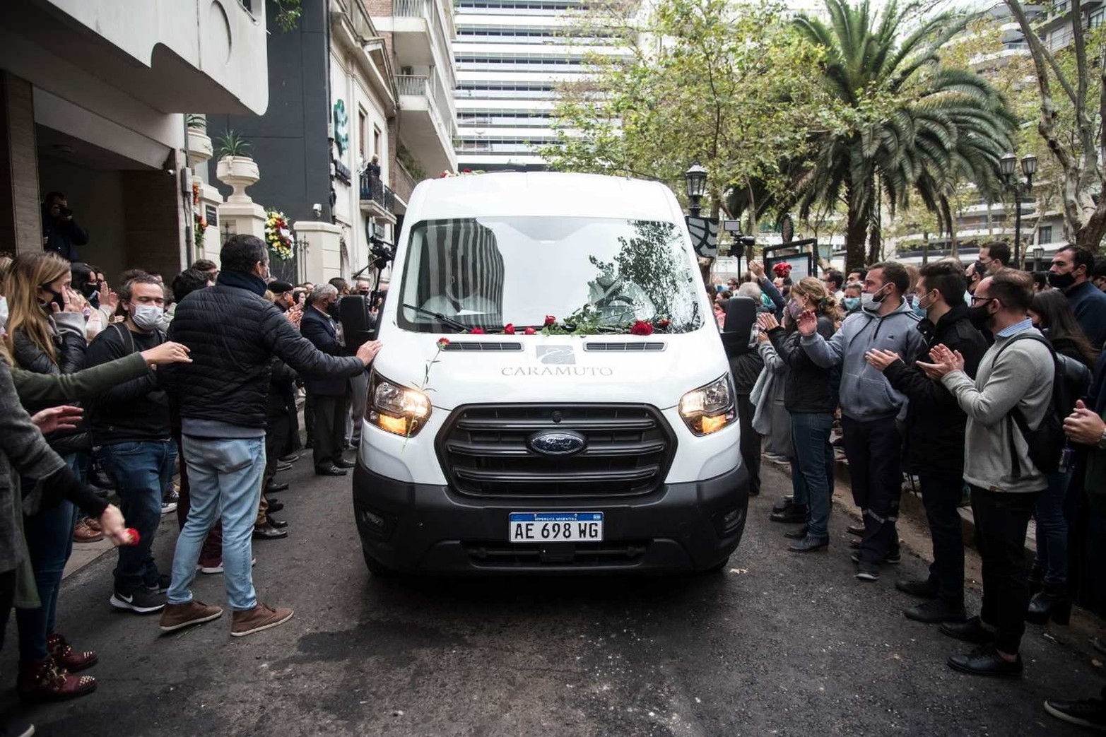 Aplausos, rosas rojas y emoción. Así se sintió cuando pasó el cortejo fúnebre.