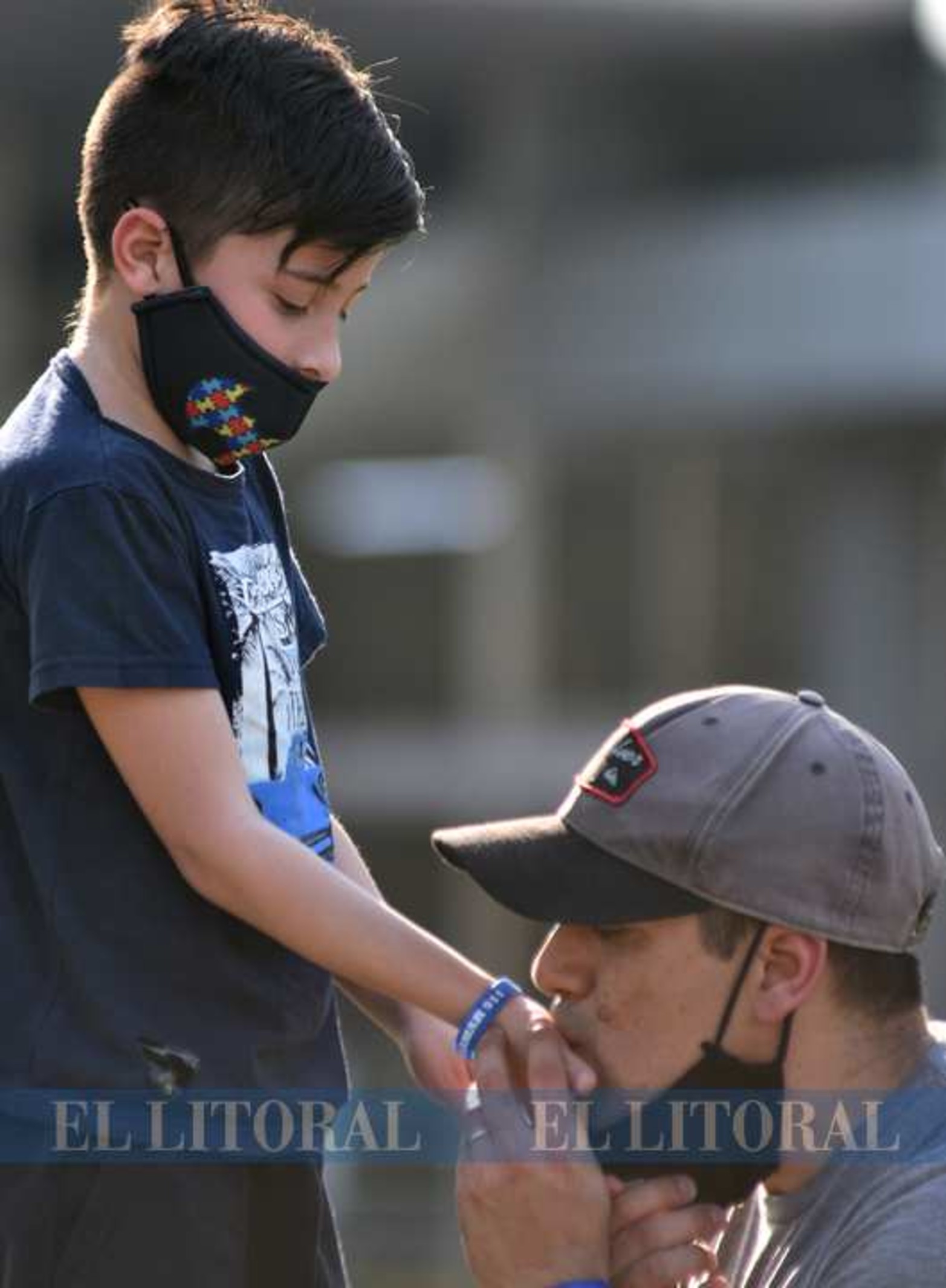 Pulseras azules. La idea surgió de María José Robles, mamá de Máximo, a quien a los 2 años y medio (hoy tiene 8) le diagnosticaron la condición. La repercusión fue tal que el producto fue pedido desde España, Chile, Paraguay, Uruguay y Bolivia.