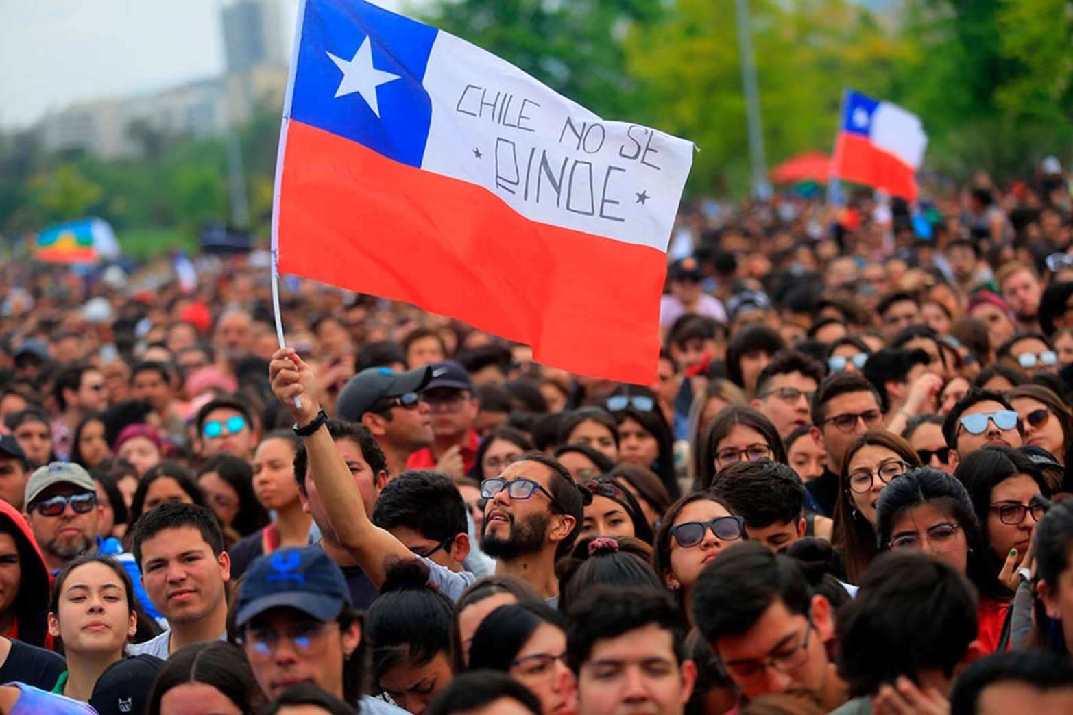Miles de chilenos marchan por la paz luego de semanas de enfrentamientos en las calles.