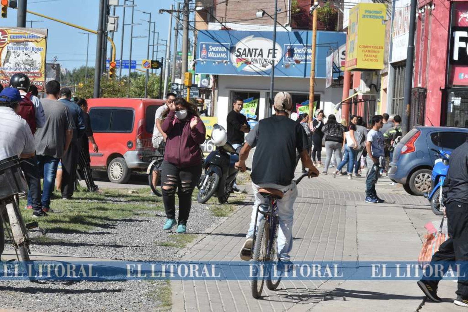 El noroeste es otra historia. Las colas en algunos supermercados hay veces que es caótica y no llega la policía a ordenar como si lo hacen en el centro de la ciudad.