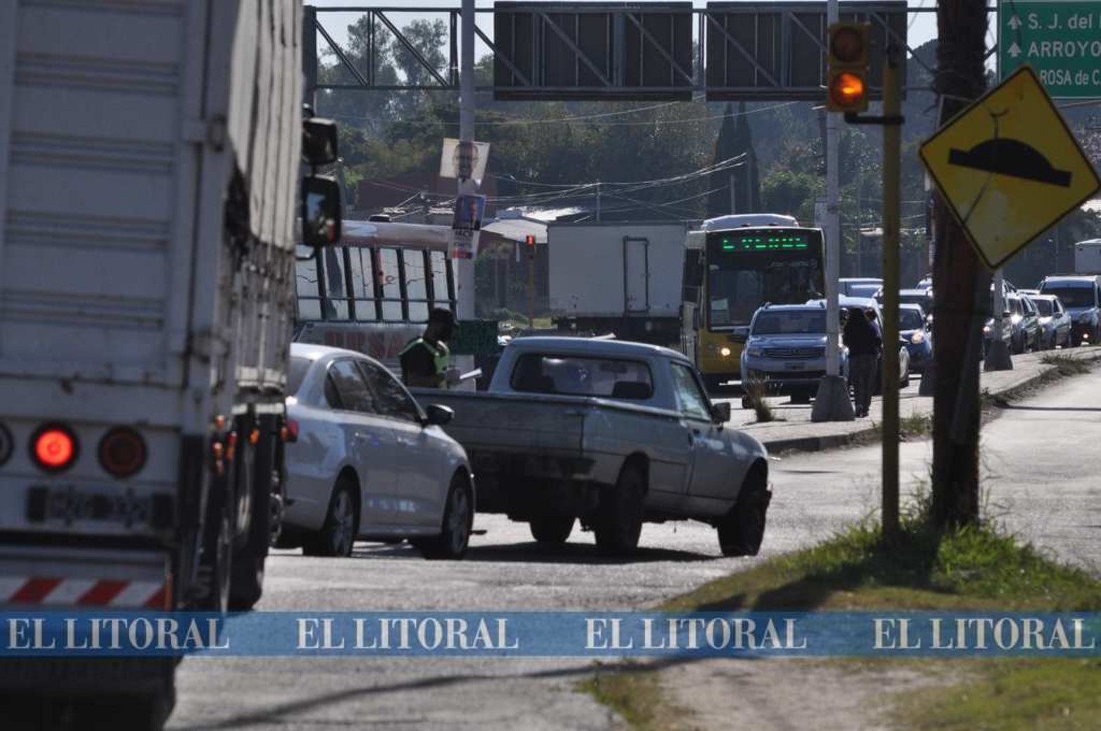 Colas con el aislamiento administrado. Con la apertura de otras actividades en los controles se suelen ver colas en los controles. En este caso sobre el ingreso de la Ruta 1.