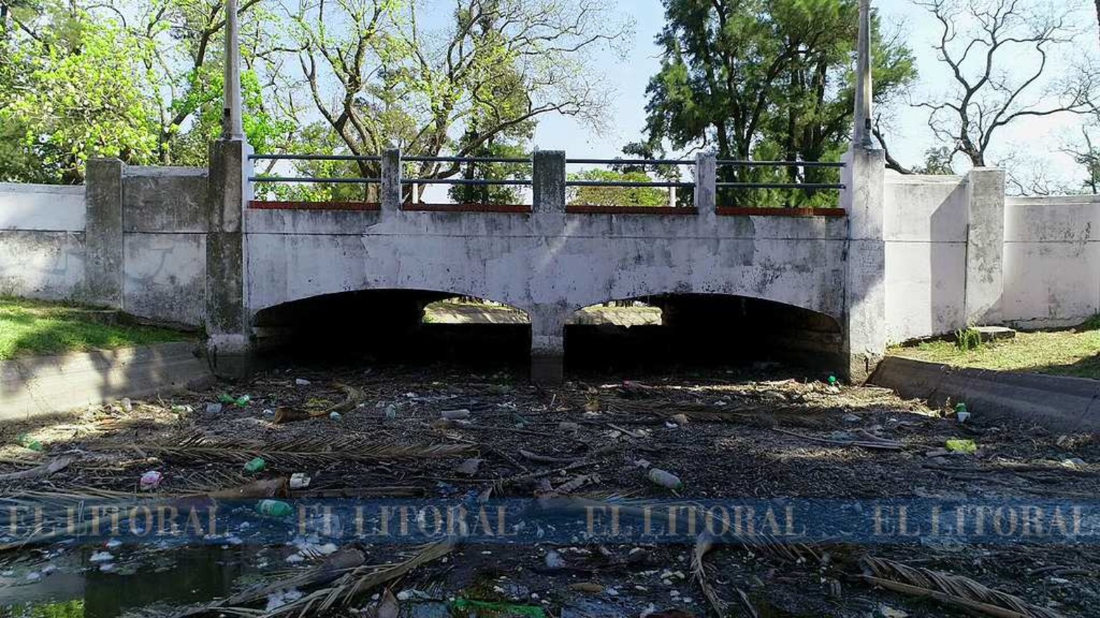 En sectores el Parque Juan de Garay se ve afectado por la falta de mantenimiento municipal.