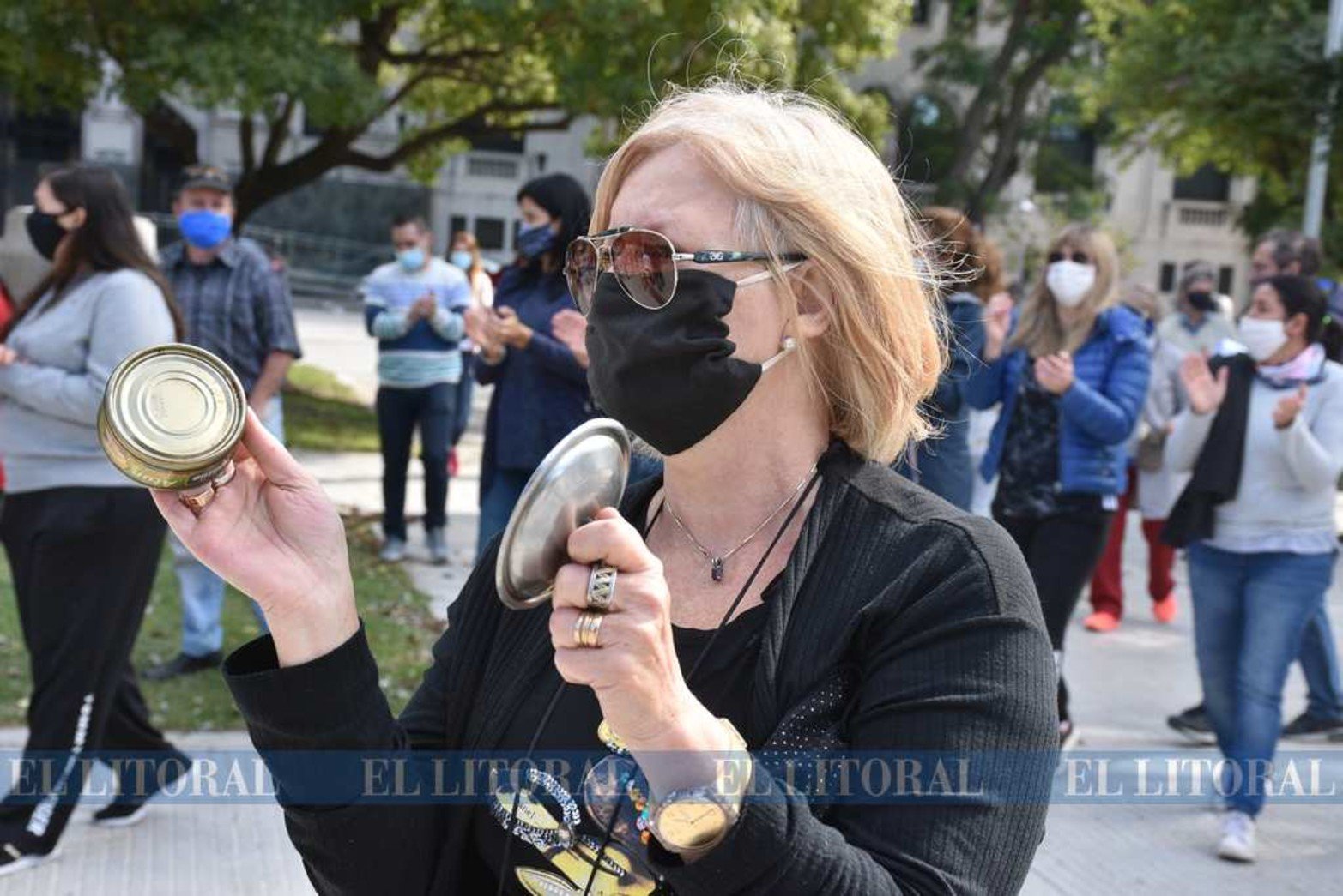 Crítica situación. Comerciantes y empresarios locales se autoconvocaron frente a la casa de Gobierno hoy a mediodía.