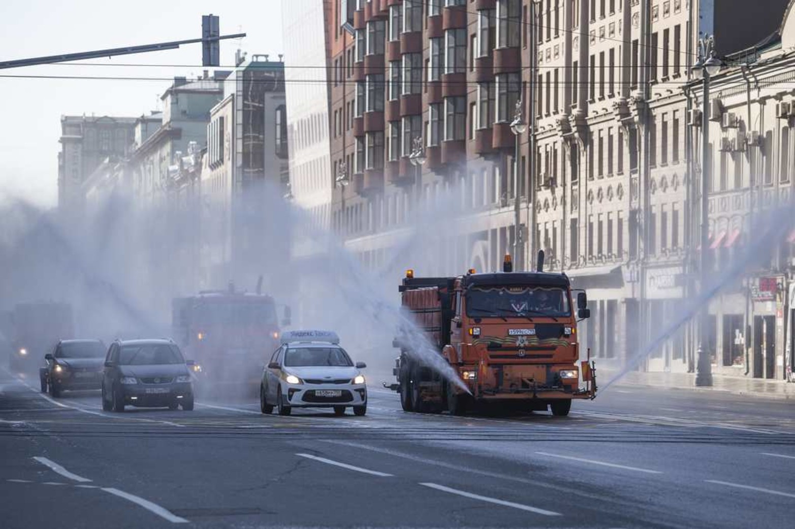 Desinfección al por mayor...En Moscú, Rusia estás imágenes 
recorren el mundo. Rusia confirmó 8.855 nuevos casos de COVID-19 en 24 horas, elevando a 458.689.