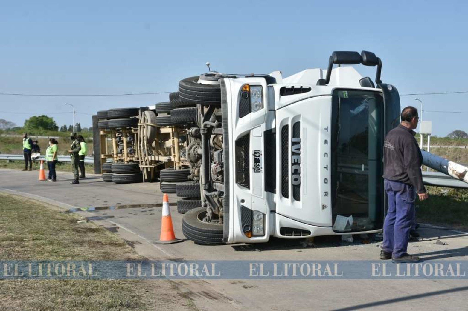 El chofer salió ileso. El camión y acoplado que se utiliza para transportar alimentos balanceados para la avicultura, volcó en uno de los rulos que une la circunvalación Oeste y la ruta 70.