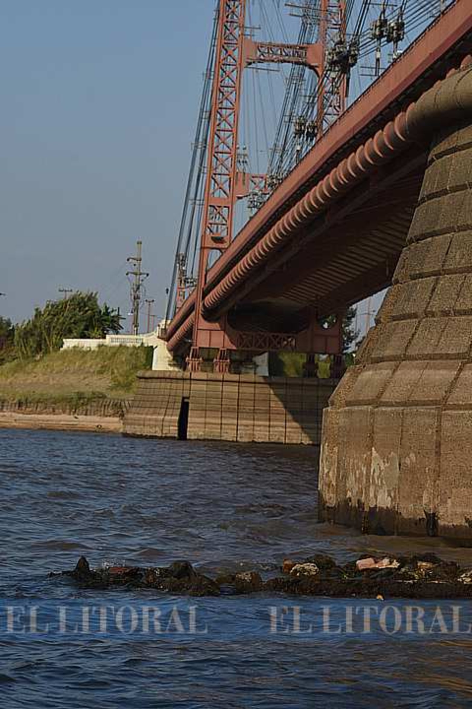 Puente acueducto. Los restos que aparecen serían de un puente de 1093 que traía el agua desde el río Colastiné.