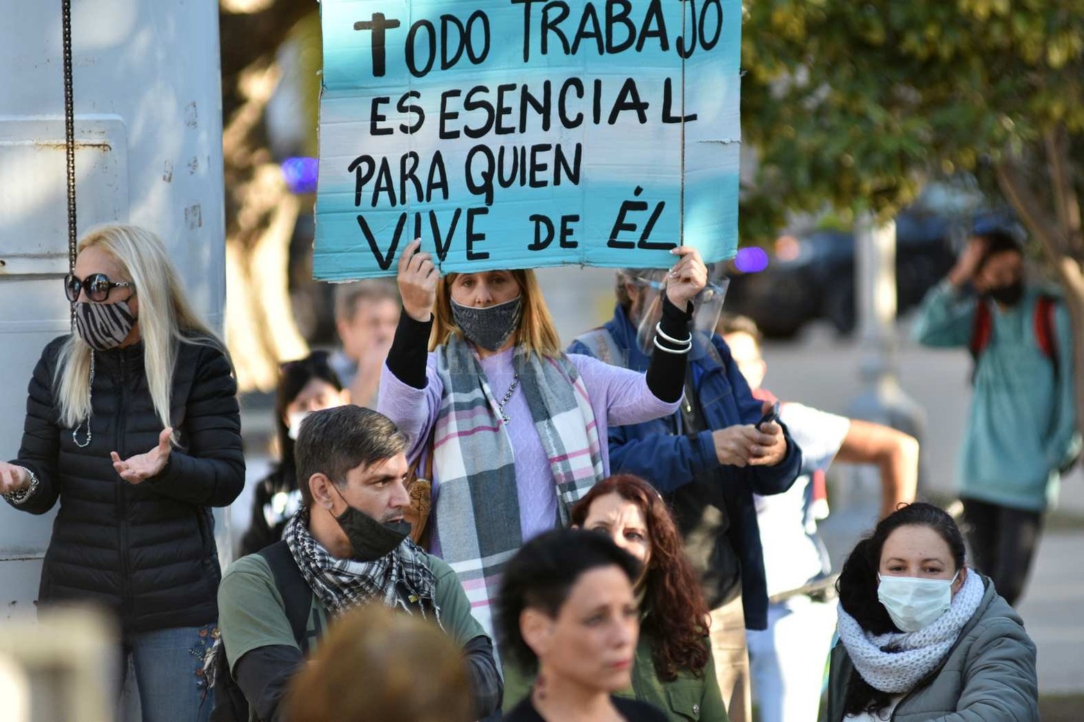 Comerciantes, gastronómicos y propietarios de gimnasios de la ciudad de Santa Fe se dieron cita frente a la Casa de Gobierno para protestar contra el nuevo cierre de actividades por el incremento de casos de coronavirus en la región.